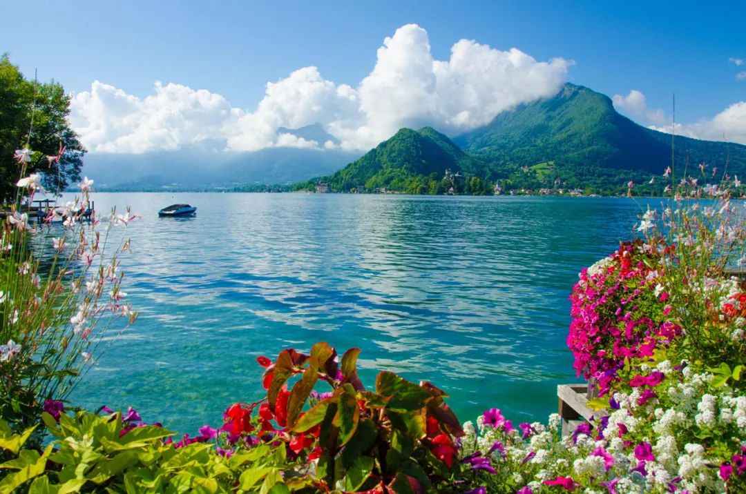 Lac d'Annecy: A Gem at the Foot of the Alps – Europe's Purest Glacial Lake and Holiday Paradise