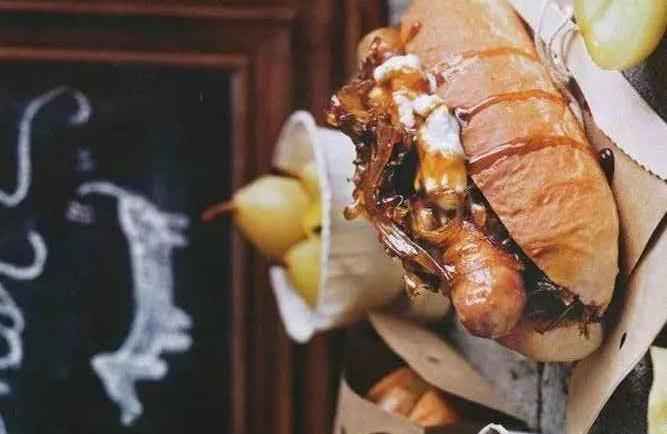 American Hot Dogs: A Beloved Culinary Tradition The hot dog, a staple of American cuisine, is more than just a simple meal—it's a cultural icon with deep roots in culinary history. At its core, a hot